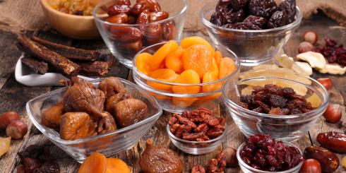 Są dosładzane i pełne chemii. Te bakalie omijaj szerokim łukiem