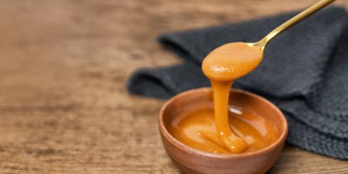 Dla bakterii, grzybów i wirusów nie zna litości. Ten miód to fenomen natury