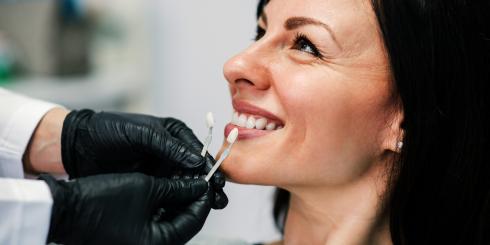 Co trzeba wiedzieć o implantach i kto może zdecydować się na zabieg?