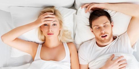 Twój partner chrapie? Te proste sposoby przywrócą ciszę w waszej sypialni