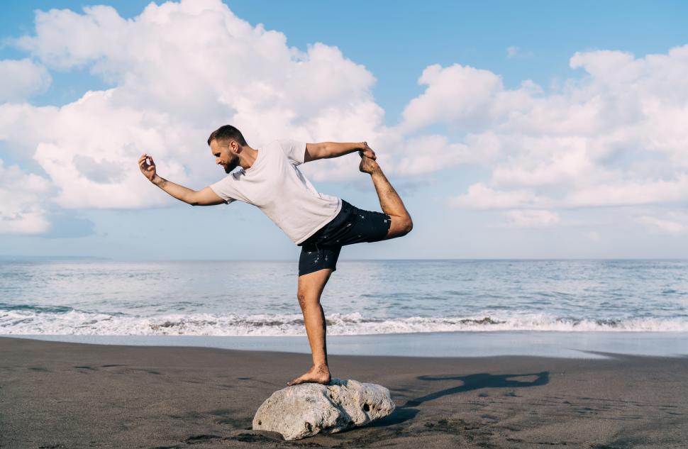 mężczyzna wykonujący asanę