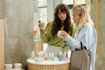 Kolagen, ceramidy, a może peptydy? W odmładzającej pielęgnacji ważna jest logistyka