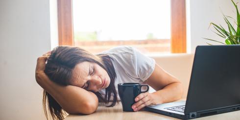 To choroba pracoholików. Po tych objawach rozpoznasz, że Twoje nadnercza mają dość