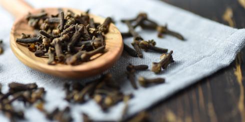 Zabijają bakterie, wirusy i wolne rodniki. Tę pachnącą przyprawę na pewno masz w kuchni