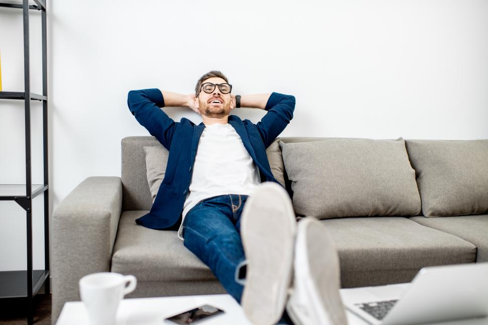 mężczyzna na kanapie