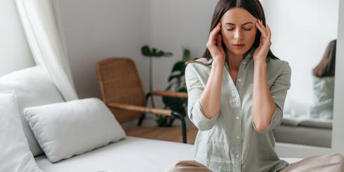 Boli Cię głowa? Przyczyna może leżeć gdzieś głębiej