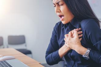 Ból w klatce piersiowej? To może być zawał serca… albo płuca