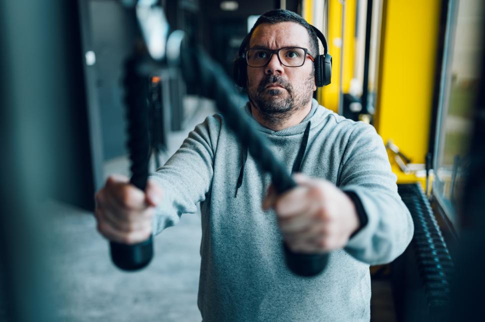 mężczyzna w siłowni