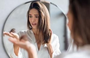 Łysienie androgenowe? Stosuj się do tych zasad, a pomożesz swoim włosom