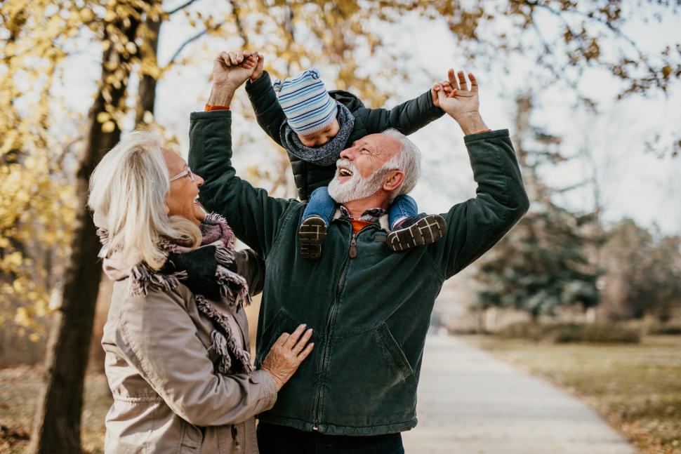 starsza para z małym dzieckiem