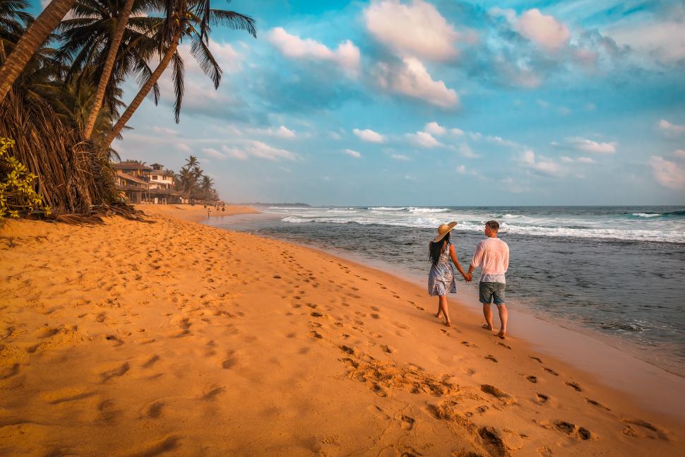 para spacerująca po plaży