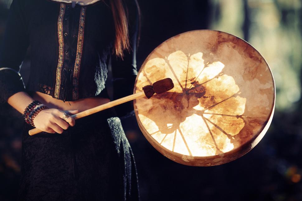kobieta grająca na bębnie