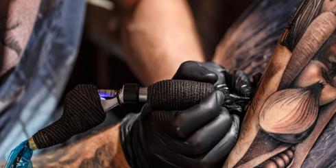 Od tatuażu do raka? Naukowcy badają ryzyko zachorowania na chłoniaka wśród fanów tatuaży