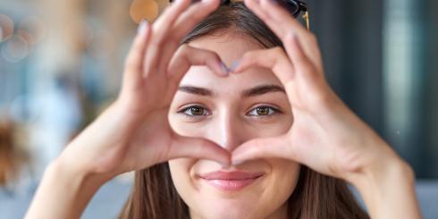 Wirusowe zapalenie spojówek – objawy, ile trwa i jak je leczyć?