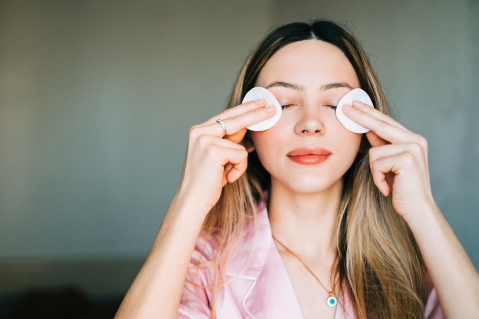 kobieta zmywająca makijaż