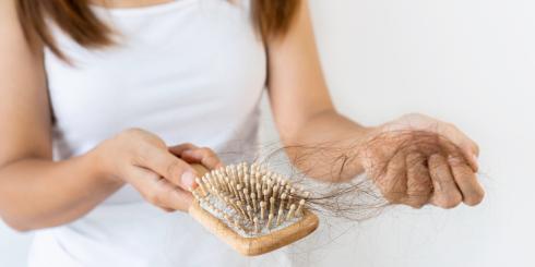 Jak odkrycie przyczyn wypadania włosów, migren i zmęczenia u młodej pacjentki przywróciło jej zdrowie