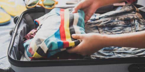 Wakacyjna beztroska a zdrowie – jak uniknąć najczęstszych zagrożeń na urlopie?