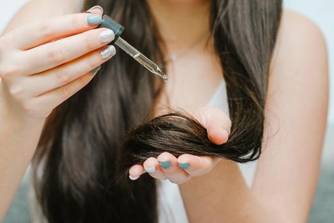 Olejek rycynowy na włosy, rzęsy, twarz i nie tylko. Jak go stosować?