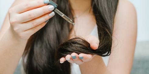 Olejek rycynowy na włosy, rzęsy, twarz i nie tylko. Jak go stosować?