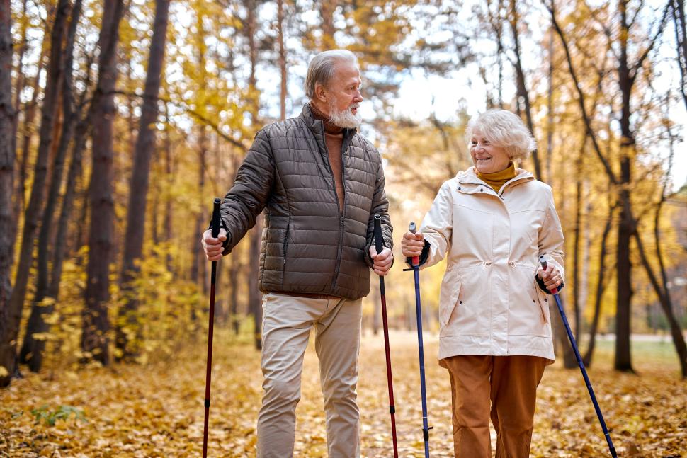 starsza para uprawiająca nordic walking