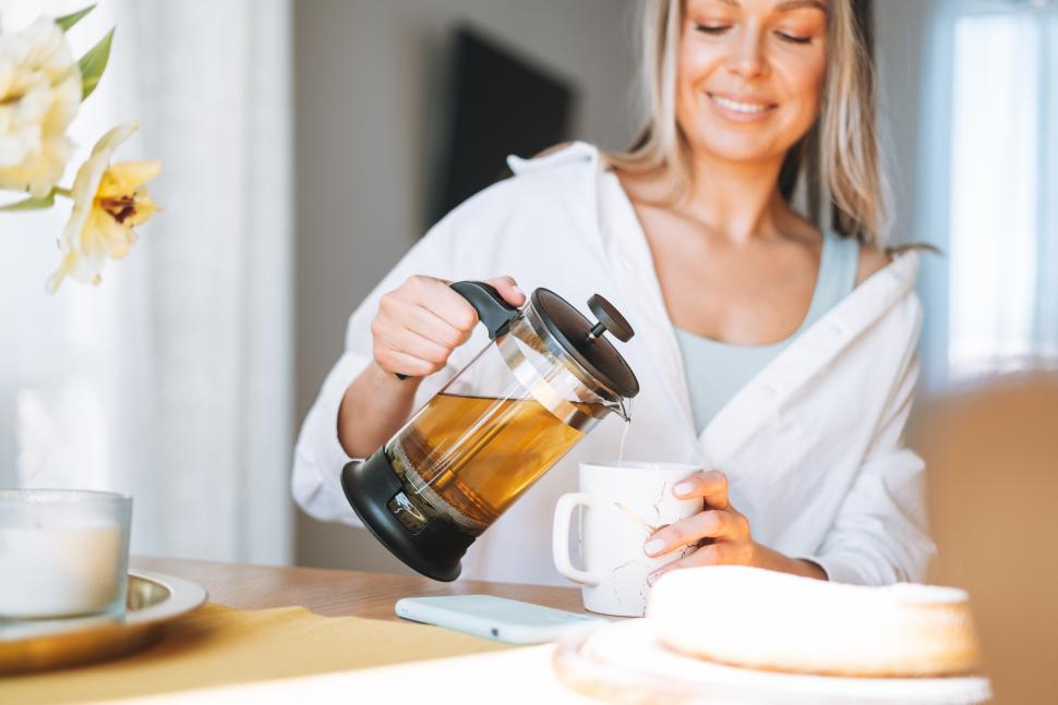 kobieta pijąca herbatę