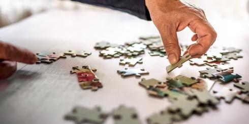 Czy to pierwszy objaw alzheimera? Pojawia się na wiele lat przed rozpoznaniem choroby