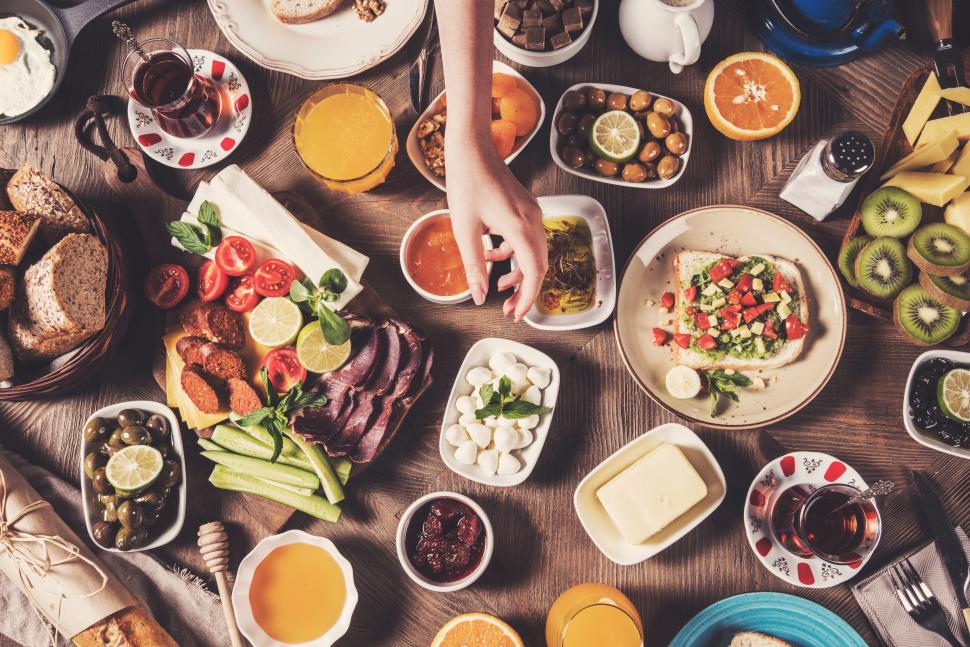 stół pełen jedzenia