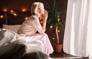 Jak łagodnie przejść menopauzę? Poznaj naturalne sposoby