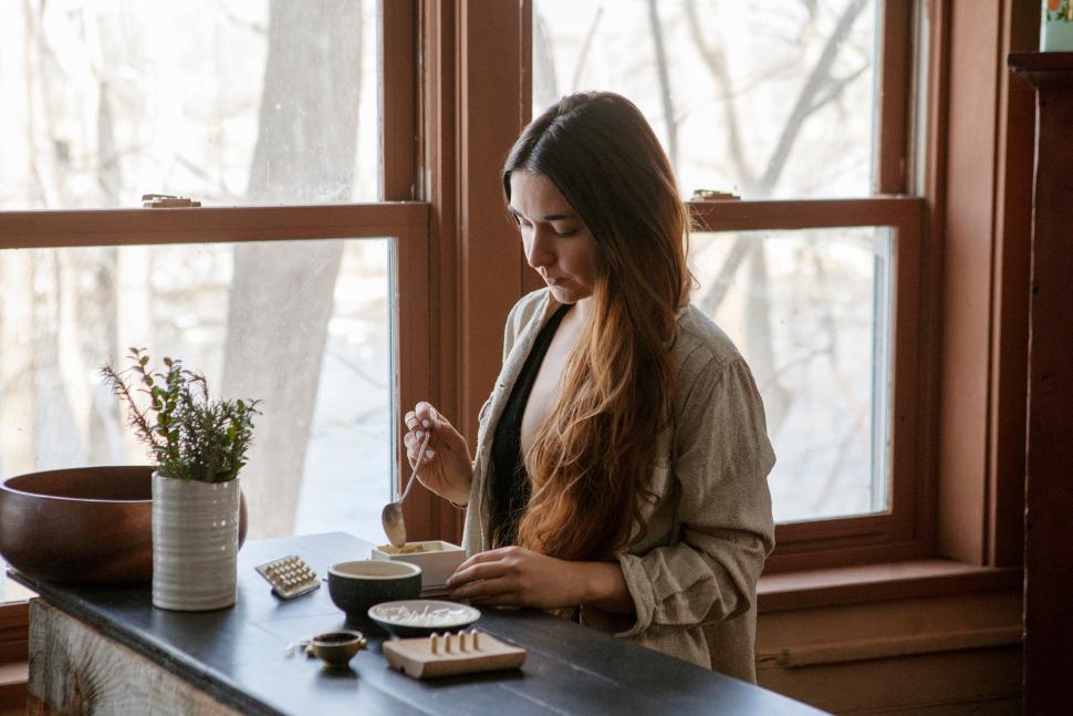 kobieta tworząca naturalne kosmetyki