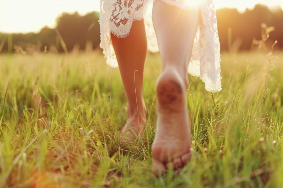 Chodzenie boso po trawie