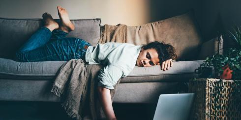 Brak snu zaburza koncentrację. Jakie są dalsze konsekwencje niedoboru snu?