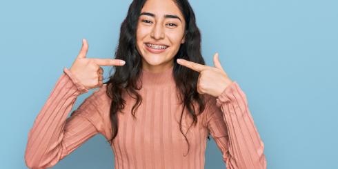 Dlaczego coraz częściej mamy krzywe zęby? Winne miękkie jedzenie?