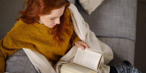 Chcesz mieć sprawny mózg na starość? Nie oglądaj telewizji, czytaj książki