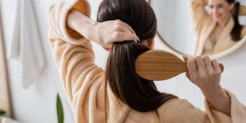 Jak powstrzymać wypadanie włosów? Poznaj naturalne sposoby