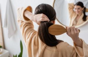 Jak powstrzymać wypadanie włosów? Poznaj naturalne sposoby
