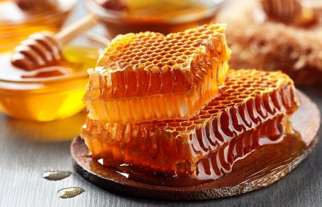 Manuka - miód, który ma wyjątkowe właściwości lecznicze. Na co pomaga?
