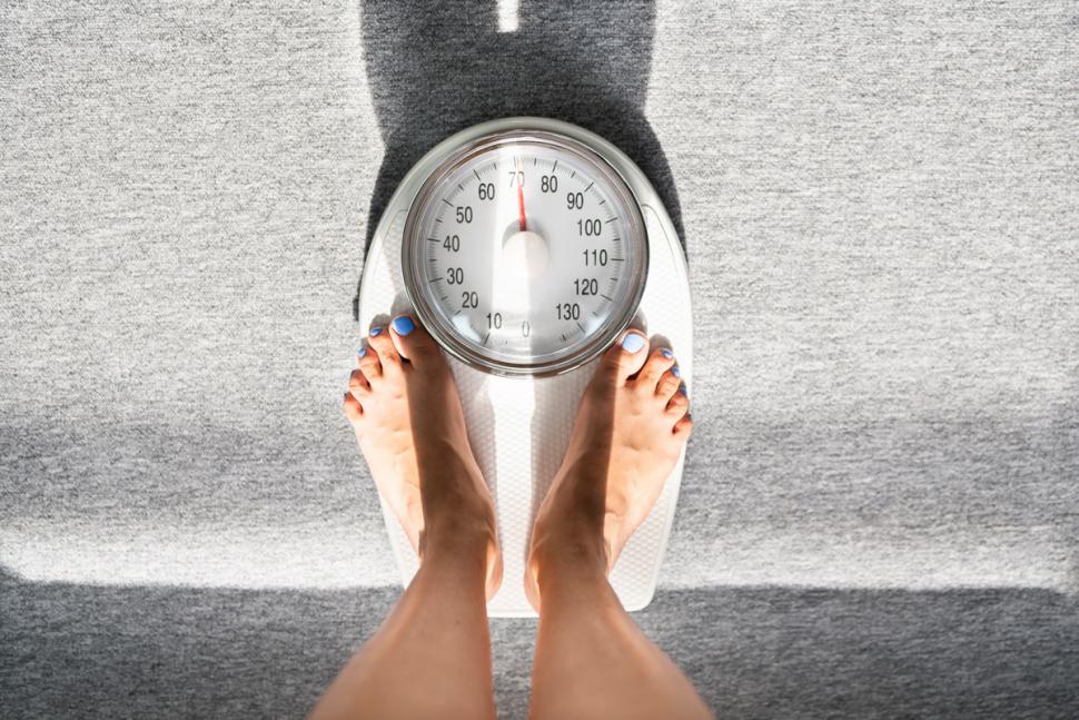 kobieta stojąca na wadze