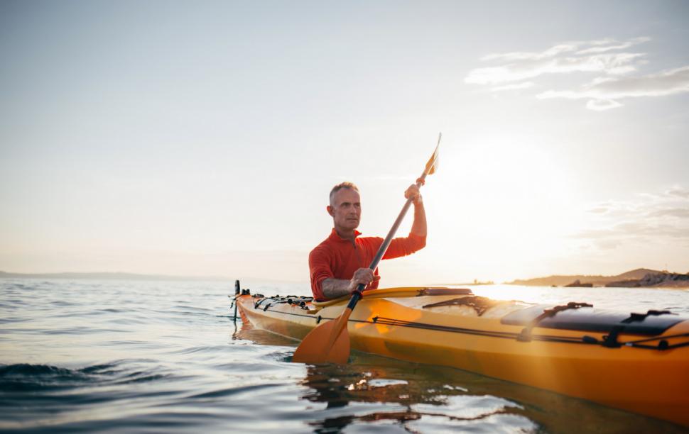mężczyzna na kajaku