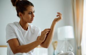 Masz cały czas wysypkę i zaczerwienioną skórę? Być może to alergia