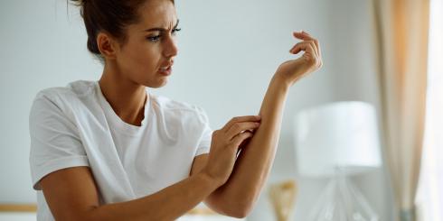 Masz cały czas wysypkę i zaczerwienioną skórę? Być może to alergia