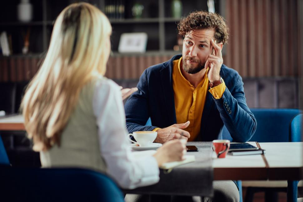 mężczyzna rozmawiający z kobietą