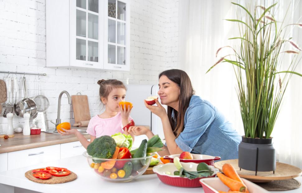 mama z córką jedzą owoce