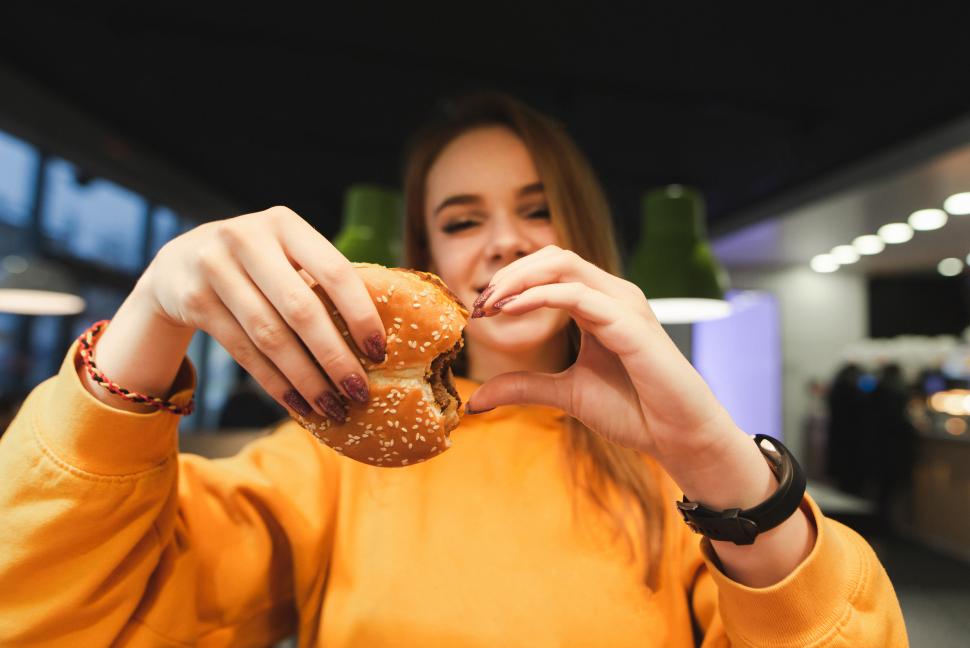 nastolatka jedząca burgera