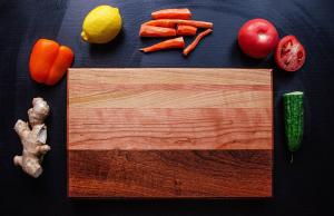 Deska do krojenia drewniana czy plastikowa? Naukowcy już wiedzą