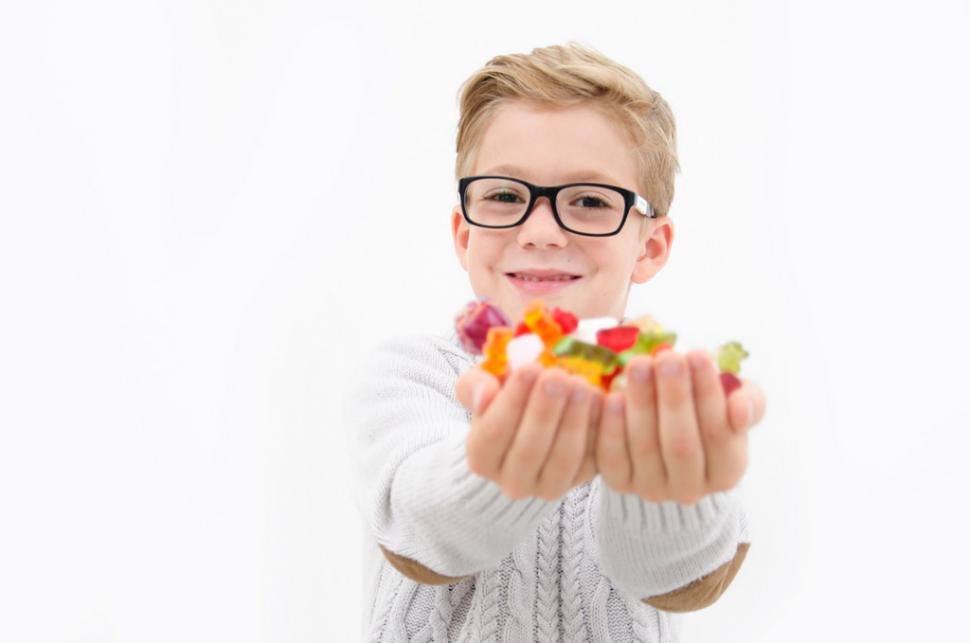 chłopiec trzymający żelki