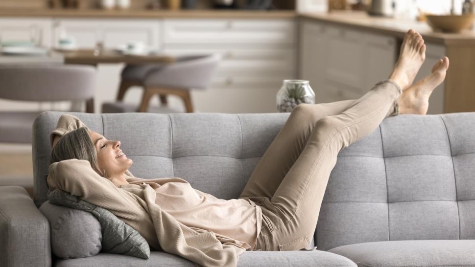 kobieta z nogami na kanapie