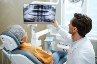 Polub tego lekarza, bo może rozpoznać osteoporozę. To dentysta