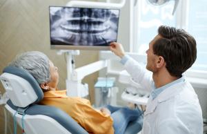 Polub tego lekarza, bo może rozpoznać osteoporozę. To dentysta