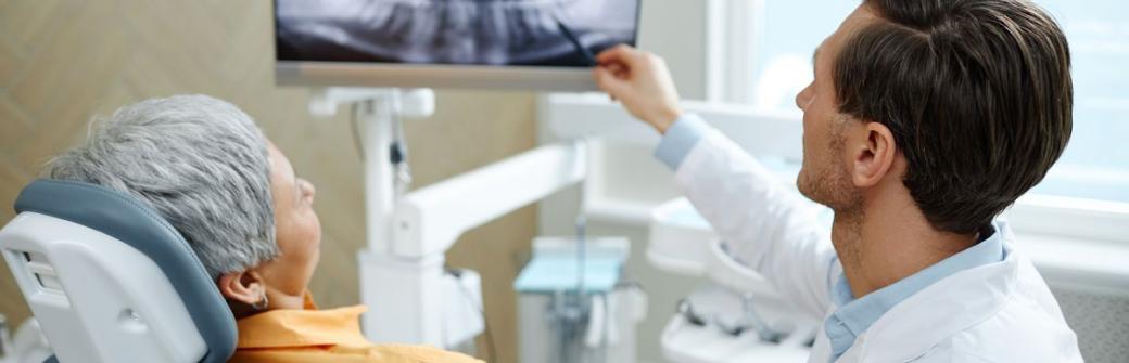 Polub tego lekarza, bo może rozpoznać osteoporozę. To dentysta