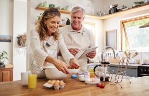 Jak się odżywiać w okresie perimenopauzy i menopauzy? Dieta ma znaczenie i może pomóc